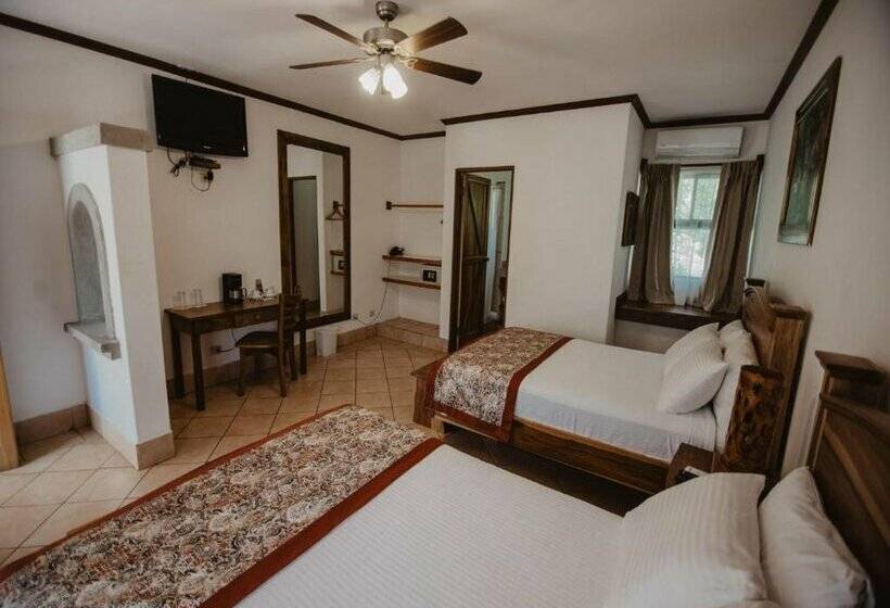 هتل Hacienda Guachipelin