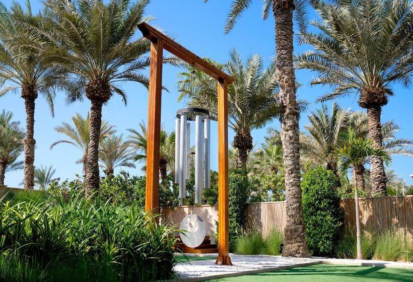 Отель Jumeirah Al Qasr Dubai