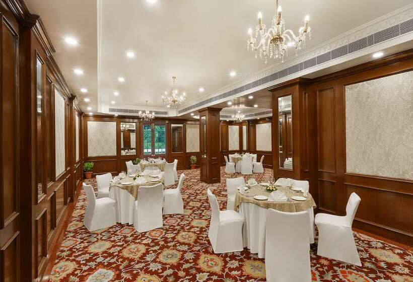 Отель La Place Sarovar Portico