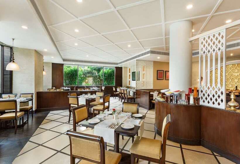 Отель La Place Sarovar Portico