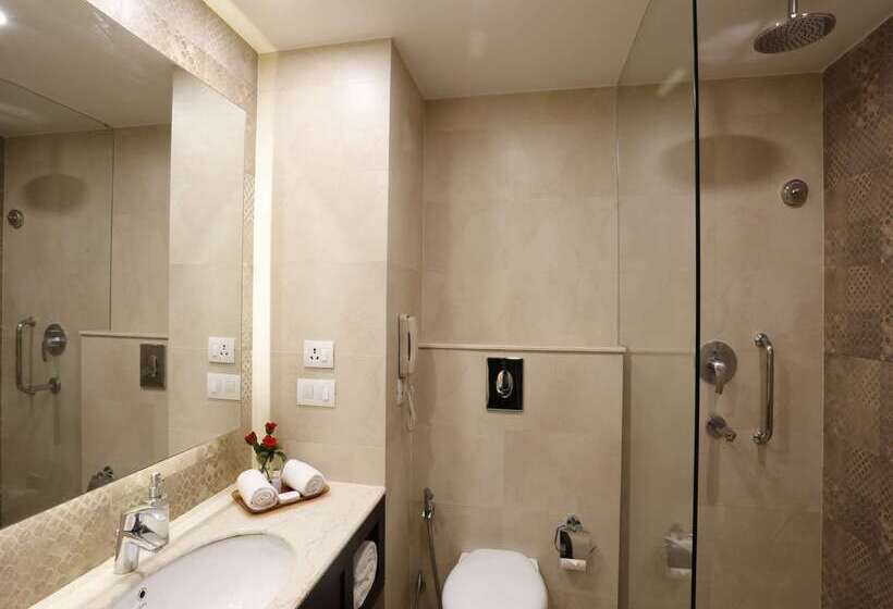 Отель La Place Sarovar Portico