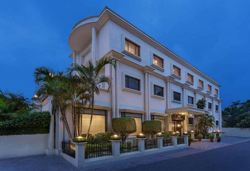 Отель La Place Sarovar Portico