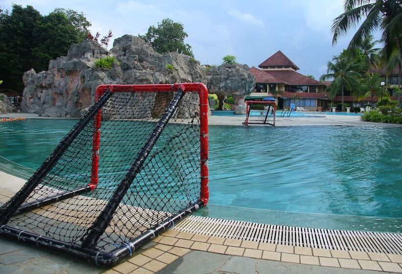 هتل Legend Cherating Beach Resort