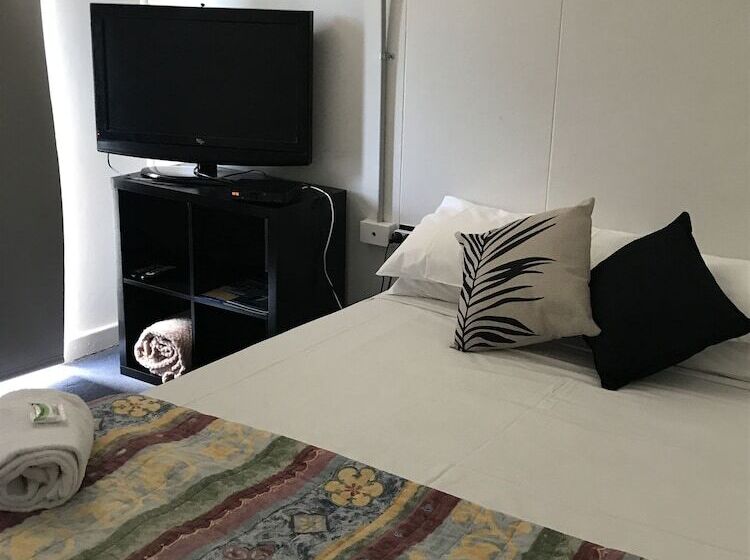 Общежитие Tin Can Bay Budget Accommodation