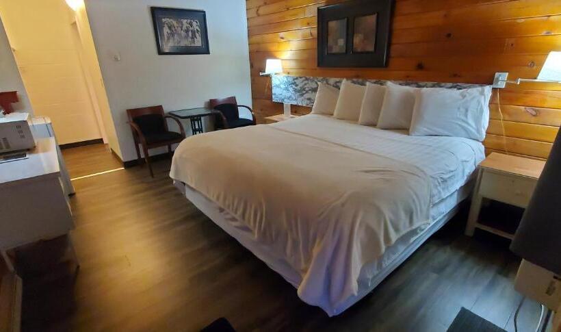 Pines Motel