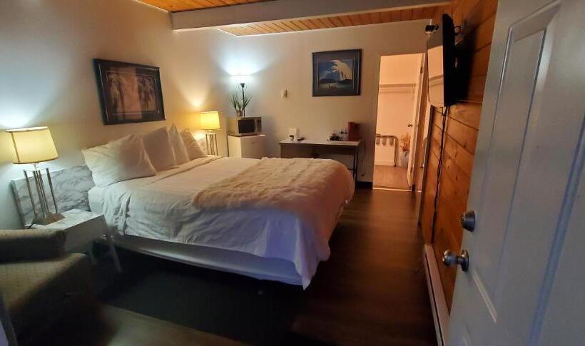 Pines Motel