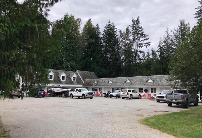Pines Motel