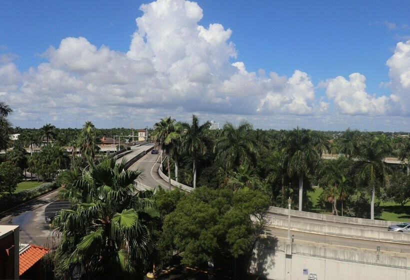 هتل On Hollywood Beach  Affordable Two Bedrooms Sleeps 6 With Two Bathrooms