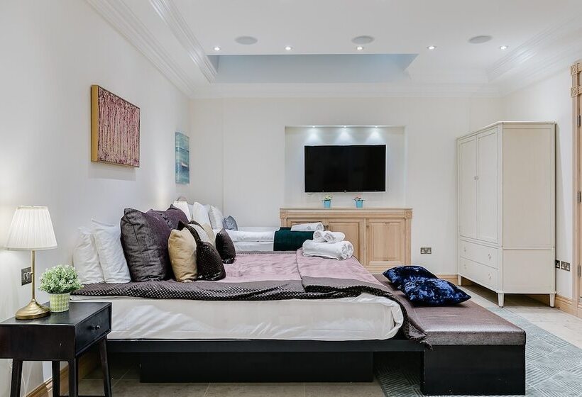 Luxury 5 Bedroom Villa With Parking And Ac