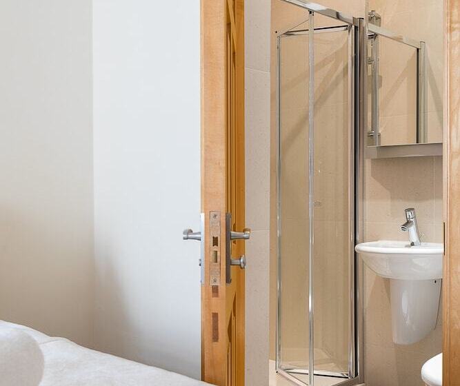 Luxury 5 Bedroom Villa With Parking And Ac