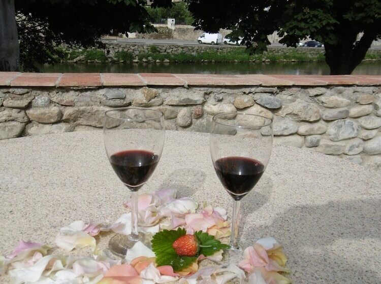 פנסיון Limoux Riverside Gardens