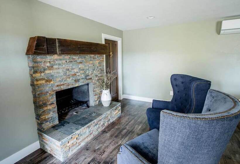 Raven Suite At Rellik House. Winery & Alpaca Farm
