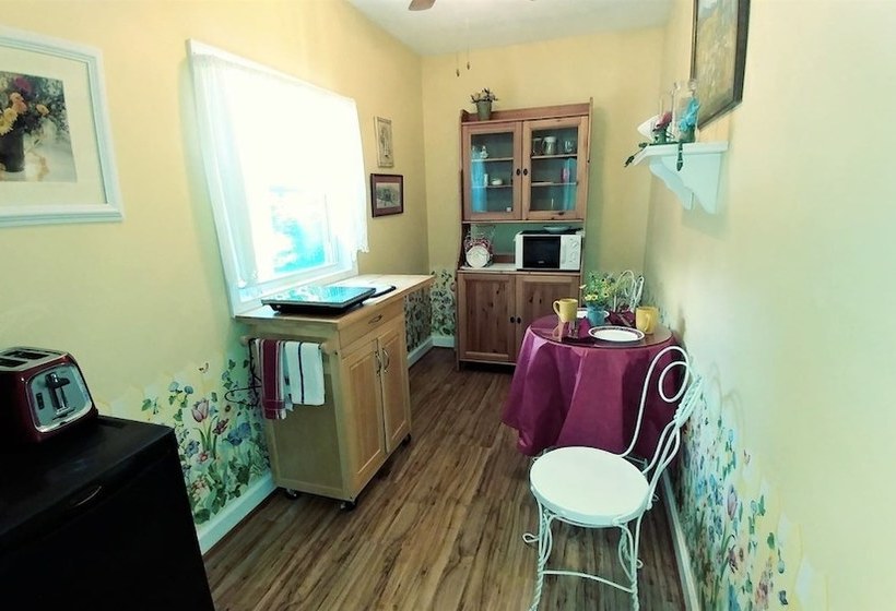 White_fence_english_ivy_cottage