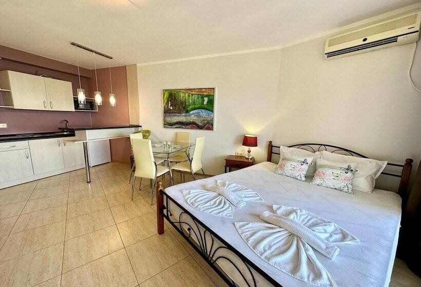 هتل Menada Grand Resort Apartments