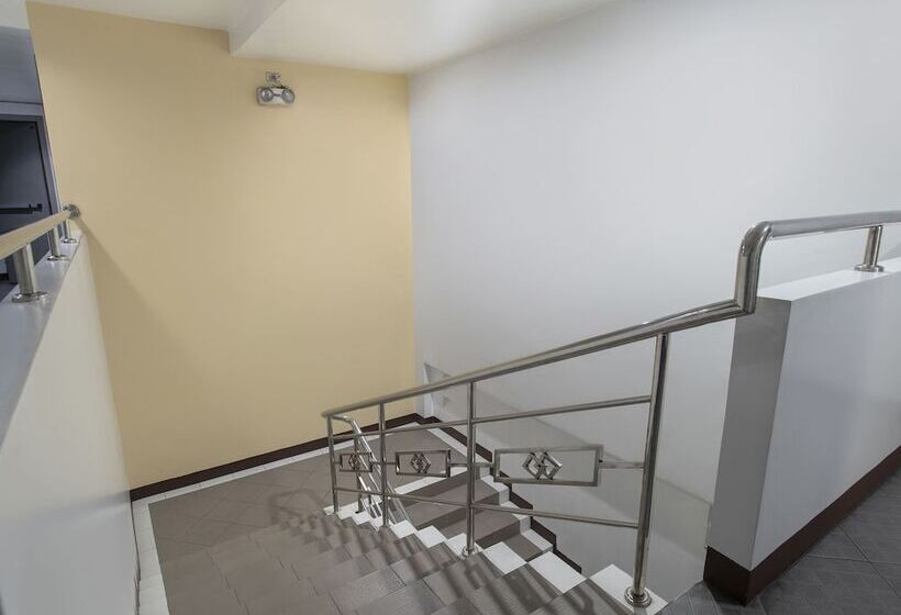 فندق Oyo 549 Sajj Bldg
