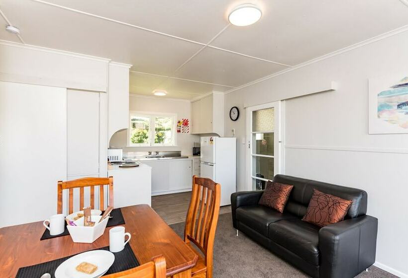 Waitangi Beach Bach 30a