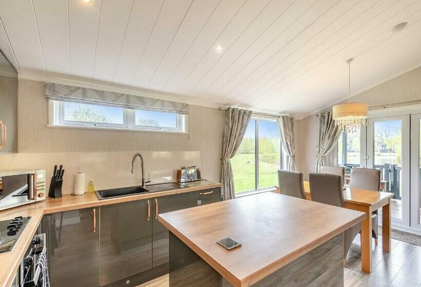 אתר נופש Woodhall Country Park Lodges