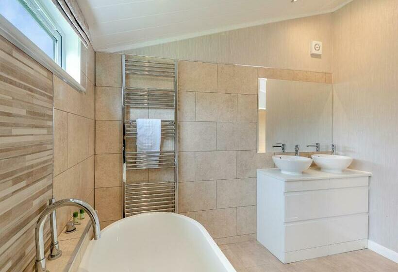אתר נופש Woodhall Country Park Lodges