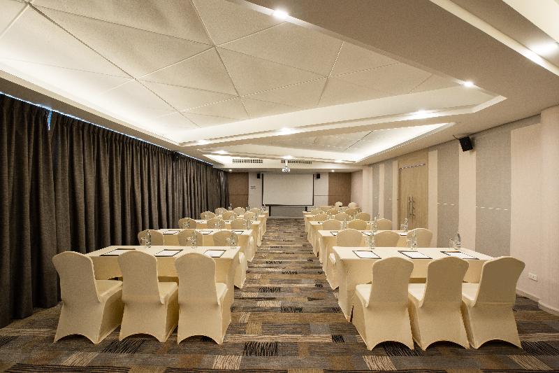 هتل Centara Life Cha Am Beach Resort Hua Hin