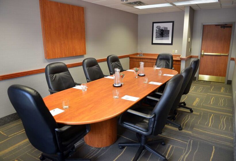هتل Hampton Inn & Suites By Hilton Windsor