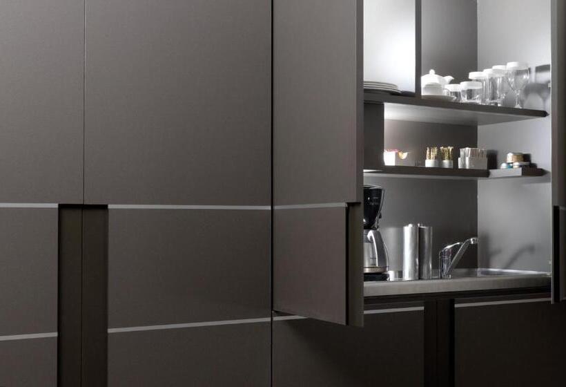 酒店 Holiday Suites