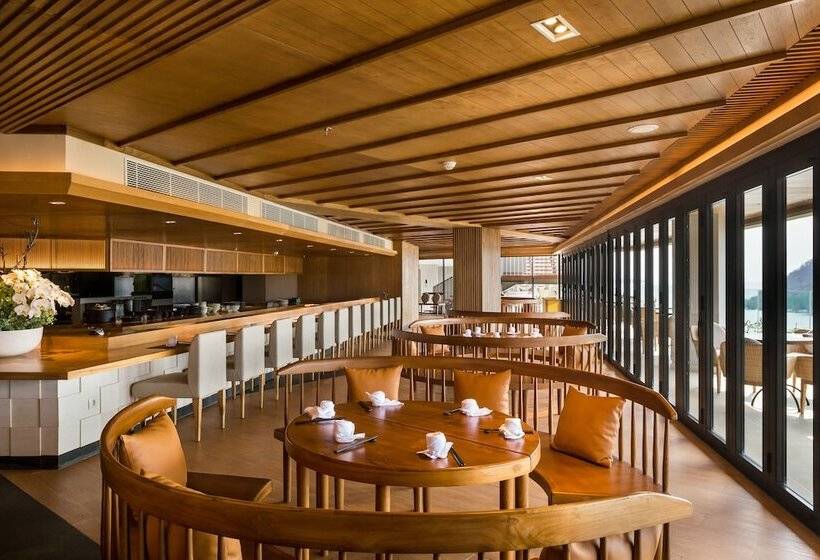 هتل Ayana Komodo Waecicu Beach