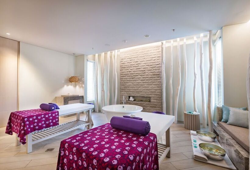 هتل Ayana Komodo Waecicu Beach