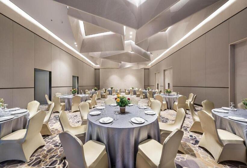 هتل Ayana Komodo Waecicu Beach