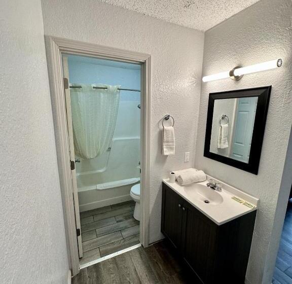 فندق Ozark Inn And Suites