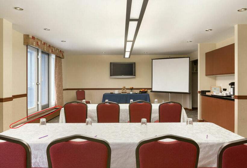 فندق Coast Fraser Tower