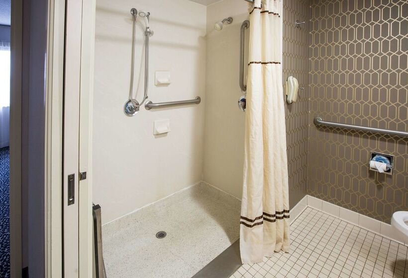 هتل Embassy Suites Louisville East