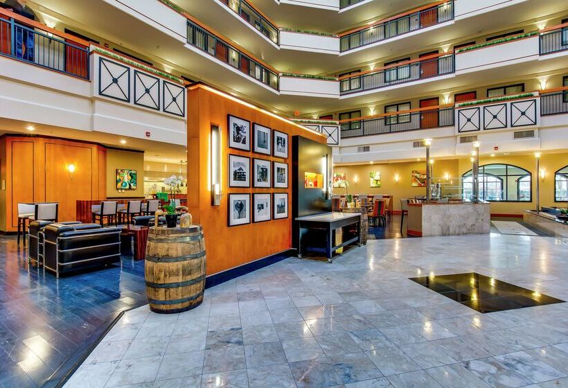 هتل Embassy Suites Louisville East