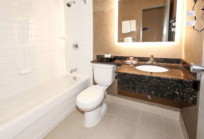 فندق Howard Johnson By Wyndham Winnipeg West