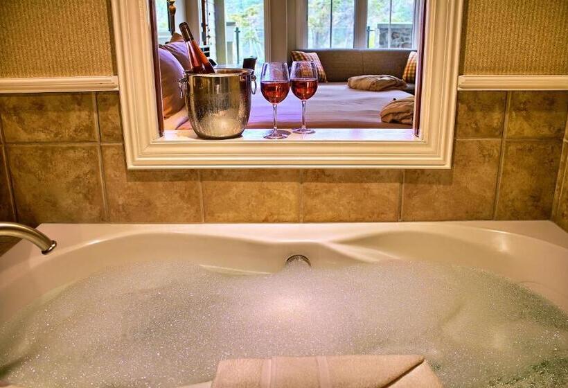 בית מלון כפרי Poets Cove Resort & Spa