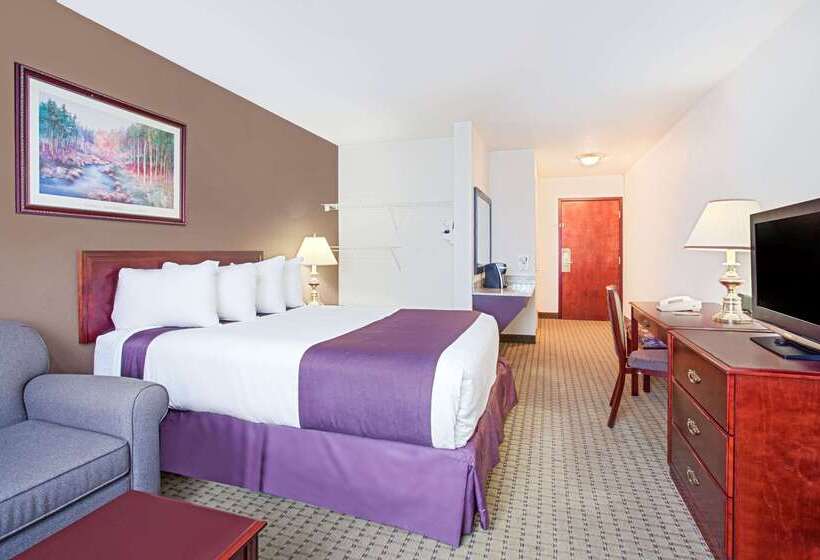Ramada By Wyndham Red Deer Hotel & Suites