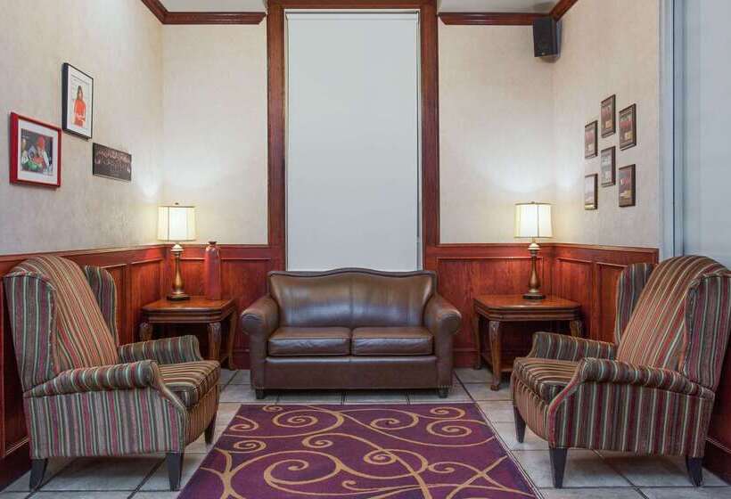 Ramada By Wyndham Red Deer Hotel & Suites