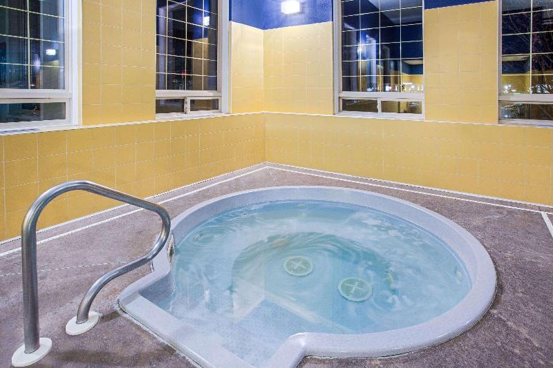 Ramada By Wyndham Red Deer Hotel & Suites