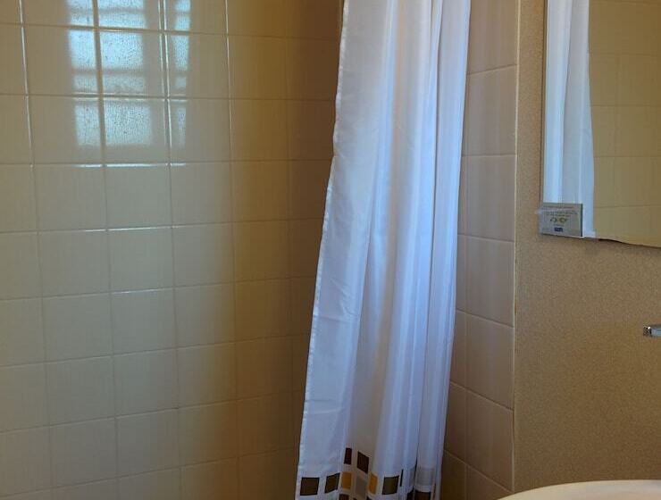 Отель Royal Inn & Suites