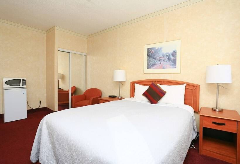 Отель Royal Inn & Suites