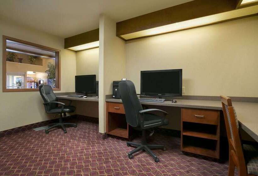 فندق Super 8 By Wyndham Fort Nelson Bc