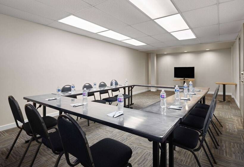 בית מלון כפרי Travelodge By Wyndham Fort Mcmurray