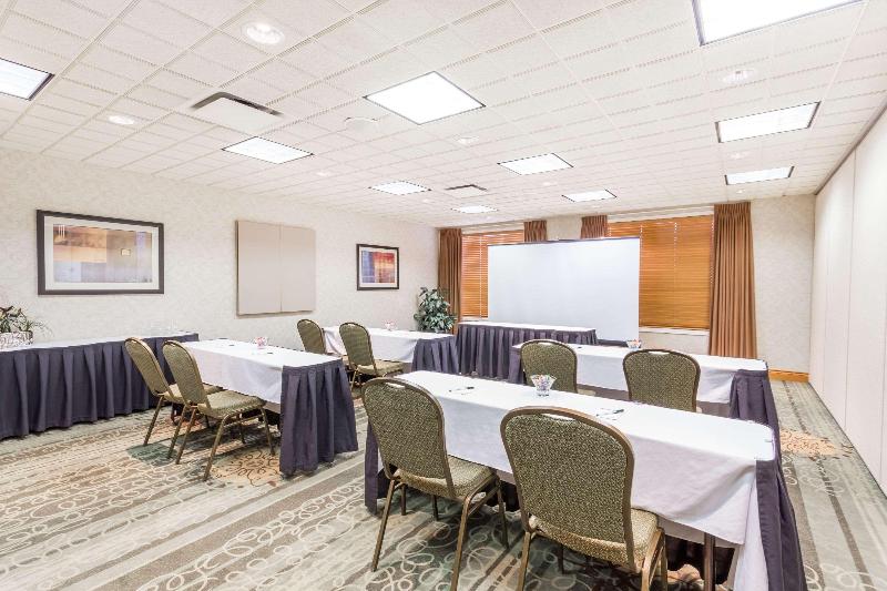 בית מלון כפרי Wingate By Wyndham Calgary South