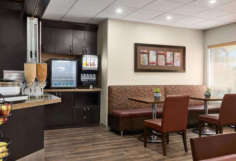 فندق على الطريق Super 8 By Wyndham Calgary Shawnessy Area