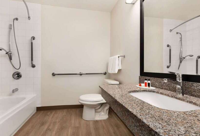 فندق على الطريق Super 8 By Wyndham Calgary Shawnessy Area