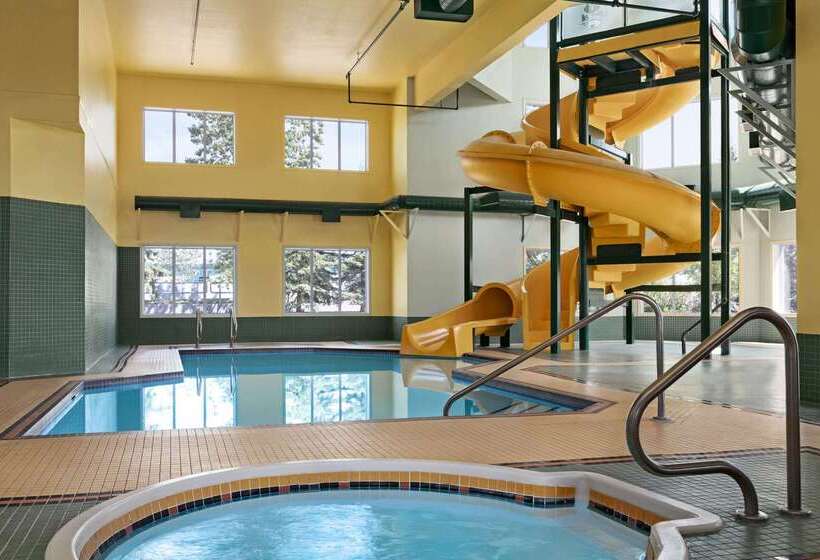 فندق على الطريق Super 8 By Wyndham Calgary Shawnessy Area
