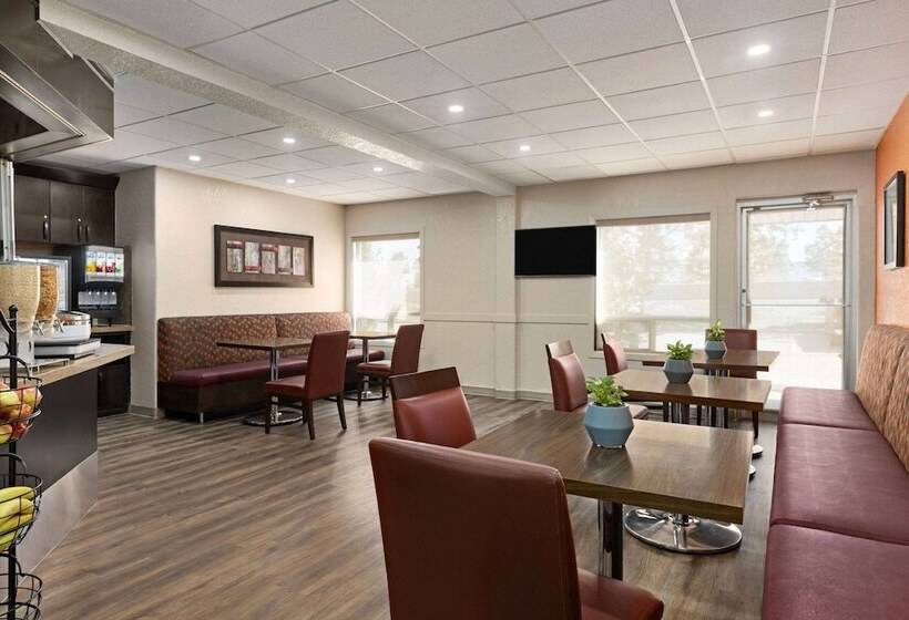 فندق على الطريق Super 8 By Wyndham Calgary Shawnessy Area