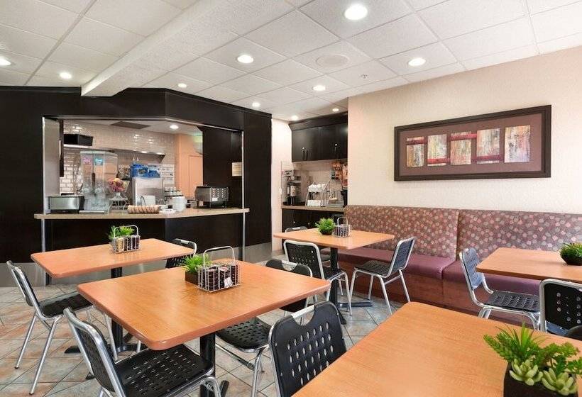 فندق على الطريق Super 8 By Wyndham Calgary Shawnessy Area
