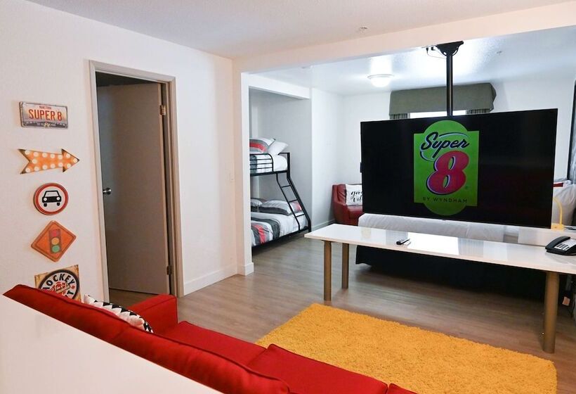 فندق على الطريق Super 8 By Wyndham Calgary Shawnessy Area