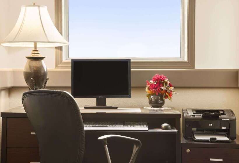 מוטל Super 8 By Wyndham Whitecourt