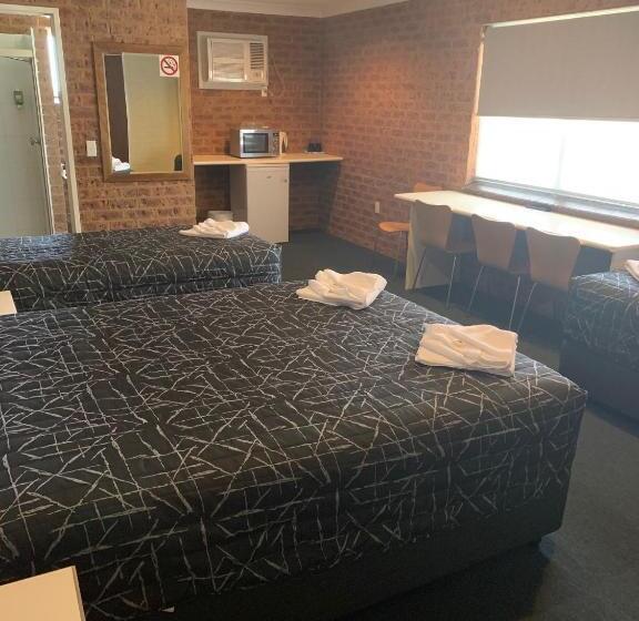 モーテル Colonial Motor Inn